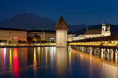 Luzern chapel köprüsü üzerinde gece görünümü