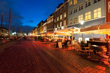nyhavn geceleri küçük kafeler
