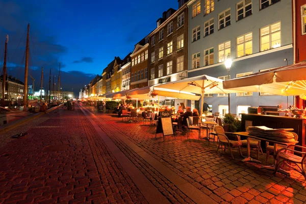 Маленькие кафе на Nyhavn ночью — стоковое фото