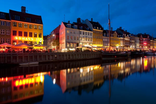 Старые здания в Nyhavn ночью — стоковое фото