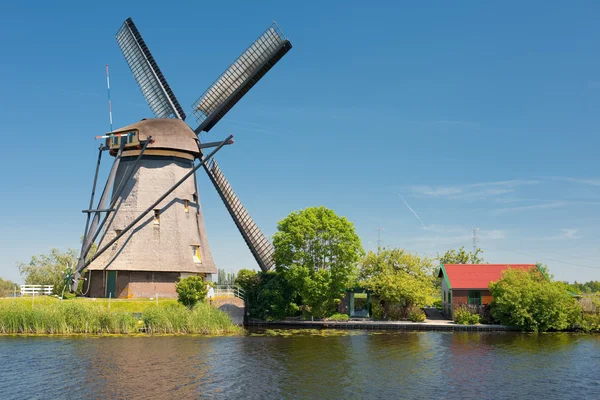 Windmill at Kinderdijk in a sunny spring day — Stock Photo, Image