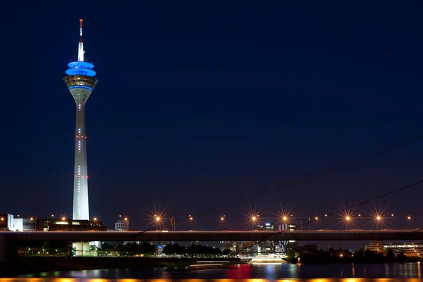 Prachtig uitzicht van zwarte nacht dusseldorf — Stockfoto