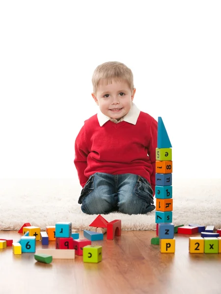 Menino está brincando com o alfabeto — Fotografia de Stock