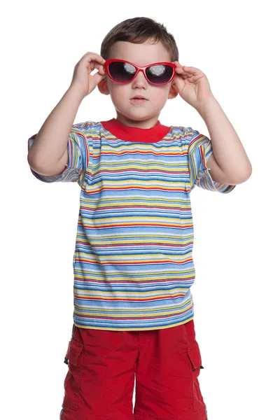 Ernster kleiner Junge mit Sonnenbrille — Stockfoto