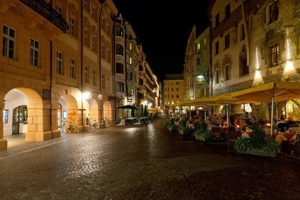 Kaféer på gatan i närheten Gyllene taket — Stockfoto