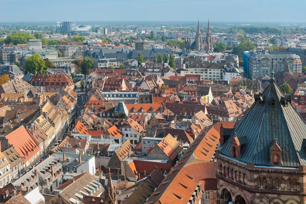 Widok na dachy budynków w Strasburgu — Zdjęcie stockowe