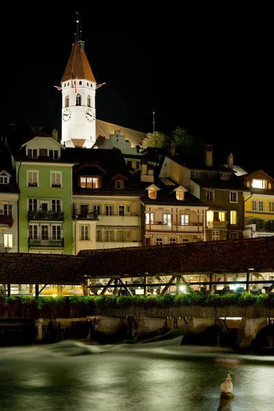 Bron och byggnader i thun på natten — Stockfoto