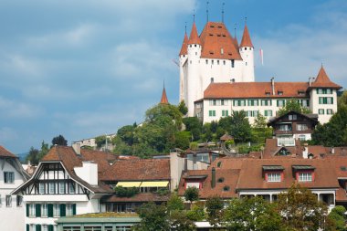 binalar Thun bulutlu gökyüzü altında