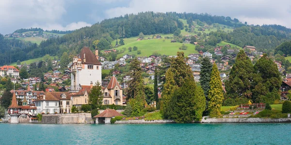 Oberhofen am Thunersee in una giornata nuvolosa — Foto Stock