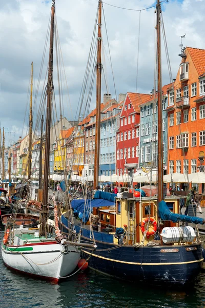 Boats at the harbor in Nyhavn — Stock Photo, Image