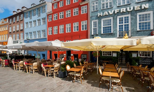 Små kaféer på nyhavn på morgonen — Stockfoto