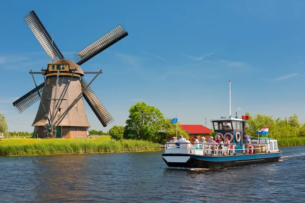 Vyhlídkové lodě s turisty v kinderdijk — Stock fotografie