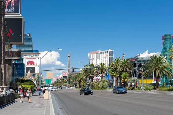 Walking along The Las Vegas Strip — Stock Photo, Image