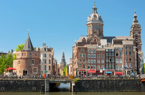 Edificios históricos en Amsterdam — Foto de Stock