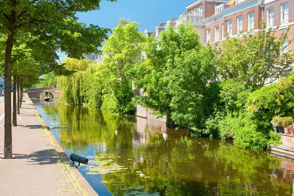 Canal de La Haya en día soleado — Foto de Stock