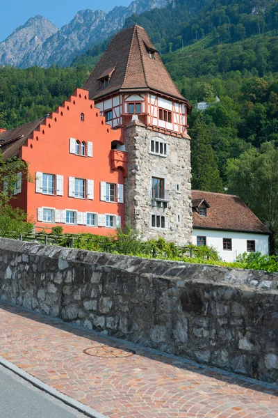 Rumah merah di distrik tua Vaduz, Liechtenstein — Stok Foto