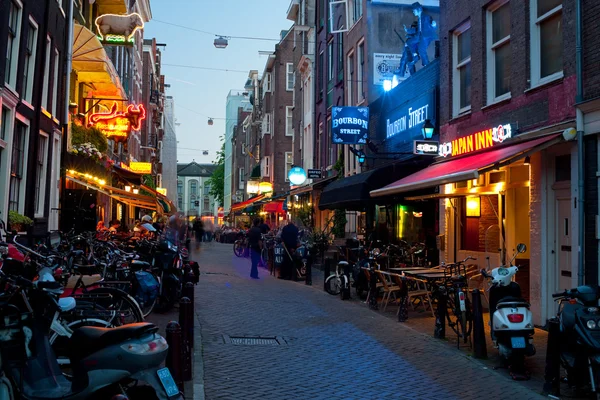 Kleine straat van amsterdam bij nacht — Stockfoto