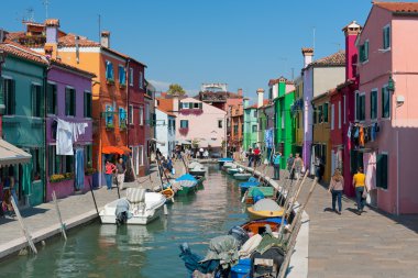 turistler burano içinde yürüyor