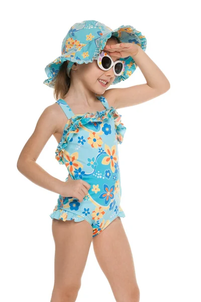 Klein meisje in een zwembroek op zoek weg — Stockfoto