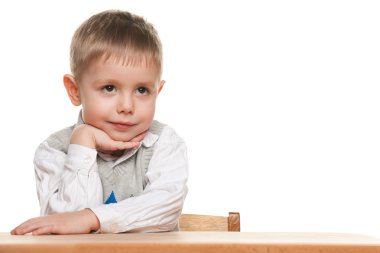 küçük çocuk masasında