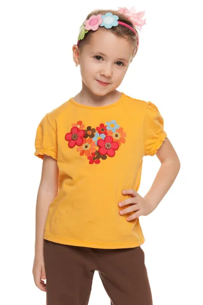 Fundersam liten flicka i gul skjorta — Stockfoto