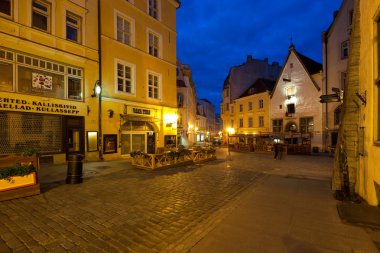 gece tallinn oteli sokak
