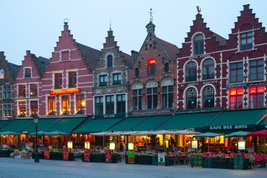 bruges pazar meydanında akşam