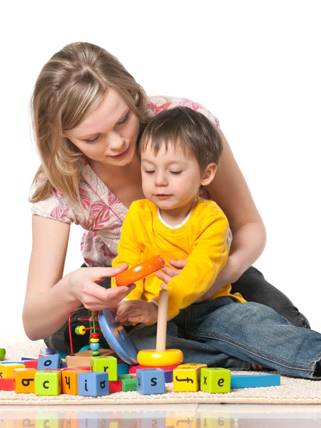 Madre e figlio sul pavimento con giocattoli — Foto Stock