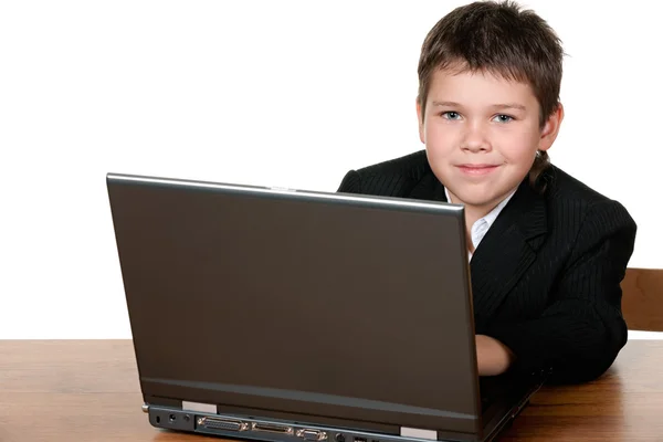 Ragazzo con un computer portatile — Foto Stock