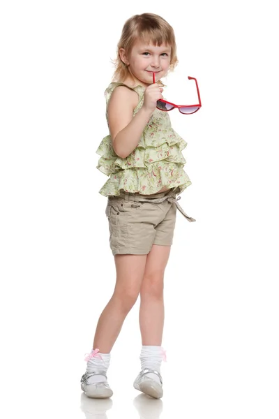 Niña reflexiva con gafas de sol — Foto de Stock