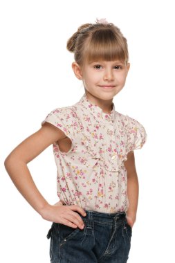 gülümseyen küçük kız ileri görünüyor