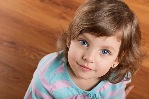 Retrato de uma menina pensativa — Fotografia de Stock