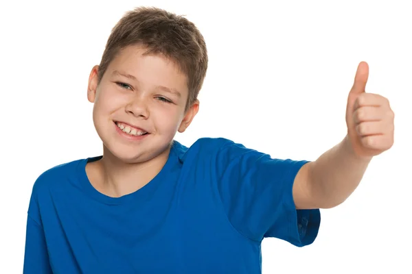 Fröhlicher Junge im blauen Hemd mit erhobenem Daumen — Stockfoto