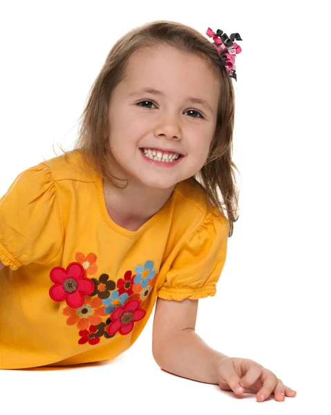 Веселая маленькая девочка в жёлтой рубашке — стоковое фото