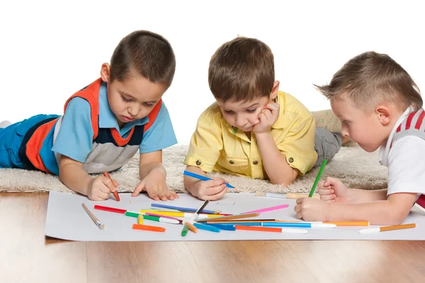 Meninos desenhando em papel — Fotografia de Stock