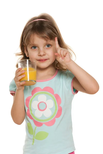 Ragazza intelligente con un bicchiere di succo d'arancia — Foto Stock