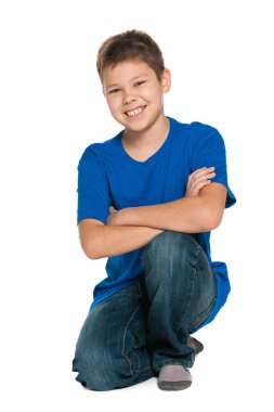 kendinden emin gülümseyen genç çocuk