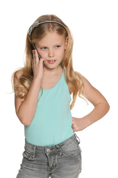 Blond meisje met een mobiele telefoon — Stockfoto