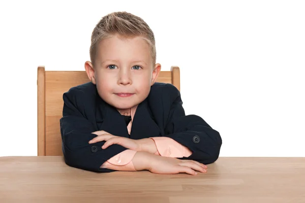Маленький мальчик за столом — стоковое фото