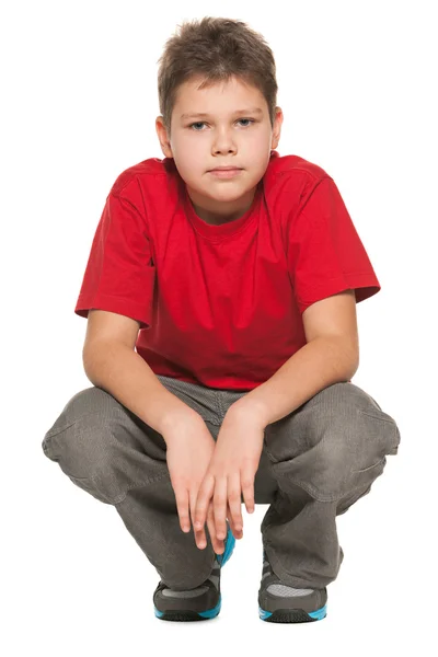 Niño pensativo en camisa roja —  Fotos de Stock