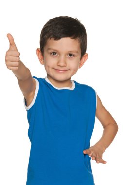 oğlan mavi parmağını havaya