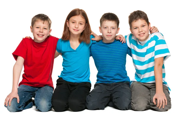 Чотири дитини сидять на підлозі — стокове фото