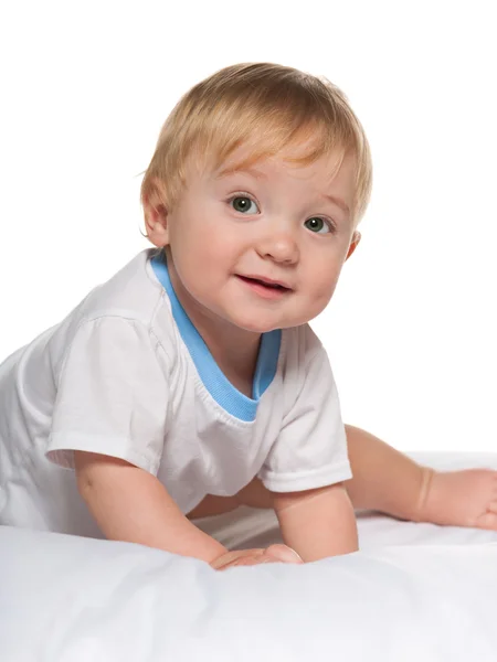 Schattige babyjongen in het bed — Stockfoto