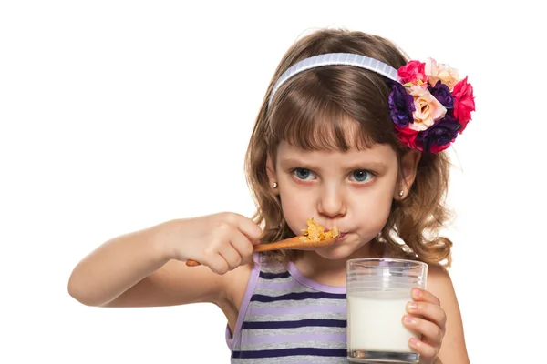 Niña toma su desayuno — Foto de Stock