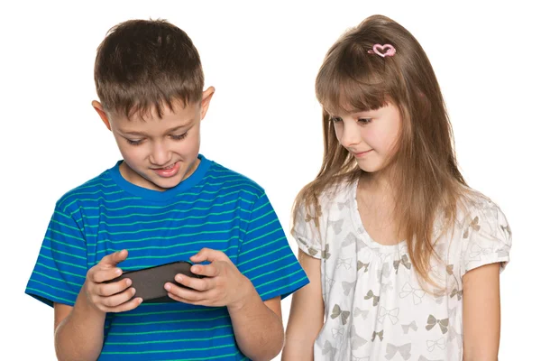 Dos niños trenzando con teléfono inteligente — Foto de Stock
