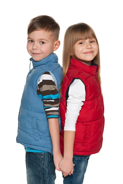 Dos niños sonrientes sobre el fondo blanco — Foto de Stock