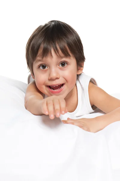 Niedlicher kleiner Junge auf dem weißen — Stockfoto