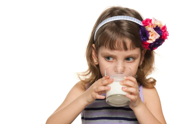 Liten flicka med ett glas mjölk — Stockfoto
