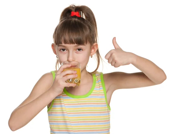 Jovem com um copo de suco de laranja — Fotografia de Stock