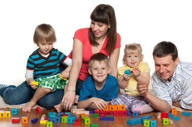 mutlu aile yerde oynuyor